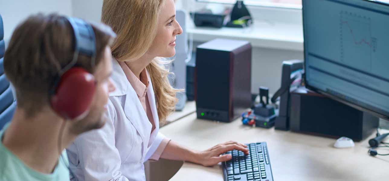 toma de audiometría  en laboratorios humana