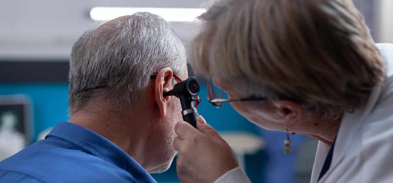 audiometría a pacientes mayores en laboratorios medicos humanas